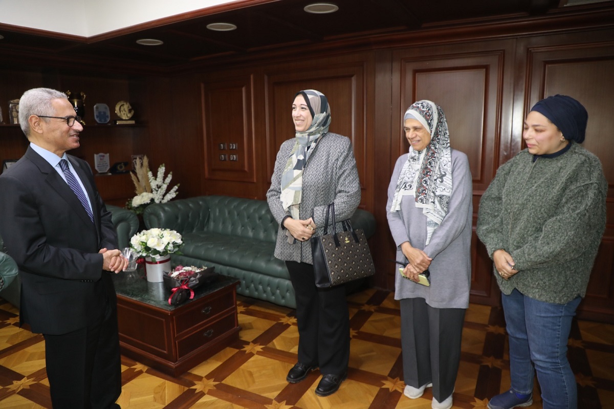 المحافظ يستقبل عددًا من المهنئين لتوليه مهام المسؤولية